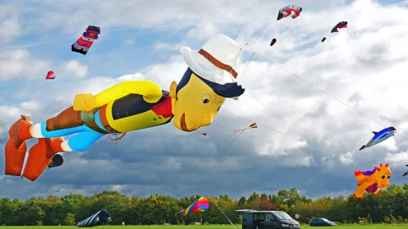 Lucky Luke schwebt dicht über dem Boden. - © Nicole Ellerbrake