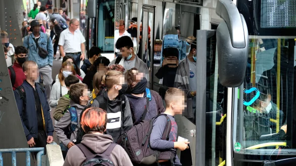 Gedr&auml;nge an Schulbussen. Wie auf diesem Symbolbild sieht es an den Haltestellen in der Bergstadt tats&auml;chlich aus.
Foto: Andreas Fr&uuml;cht - &copy; Andreas Fr&uuml;cht