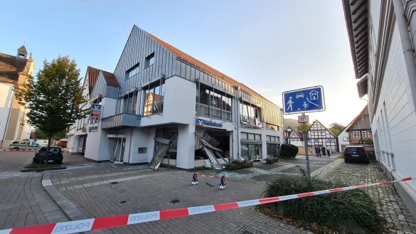 Scherben und Flatterband rund um die Volksbankfiliale in der Mittleren Straße. - © Marianne Schwarzer
