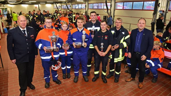 Siegerehrung: Joachim Hartfelder (links) und Bürgermeister Christoph Dolle (rechts) übergeben die Pokale an Ben Stoffelen, Elly Warschun, Julian Klein, Christopher Schramm, Marvin Söhlke und Andreas Rubart. - © Nicole Ellerbrake
