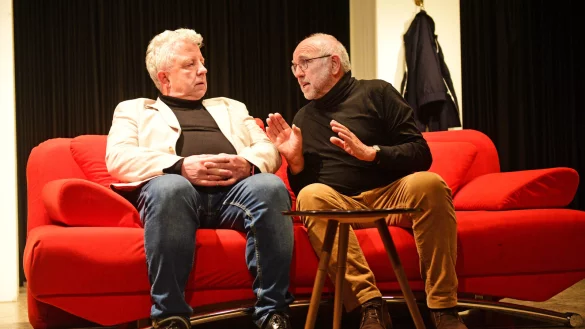 Spielen "Komplexe Väter: (von links) Erik (Dietmar Ahrweiler) und Anton (Meinhard Wehmeier). - © Nicole Ellerbrake