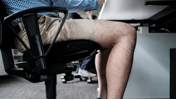 In manchen Branchen sind Kost&uuml;m und Anzug noch immer gern gesehen. Auf Krawatten hingegen wird vielfach verzichtet. Und was ist mit der kurzen Hose? - &copy; (c) Copyright 2018, dpa (www.dpa.de). Alle Rechte vorbehalten