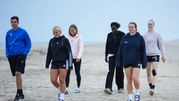 Strandspaziergang in D&auml;nemark. - &copy; Kornej Weibert/HSG