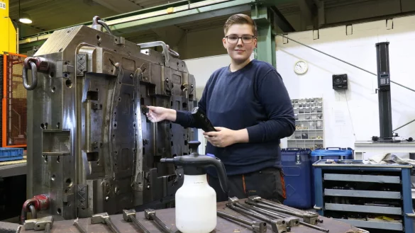 Luca Geistert passt Teile eines Werkzeugs ein - seine Ausbildung zum Feinwerkmechaniker hat er als Innungsbester abgeschlossen. - &copy; Alexandra Schaller