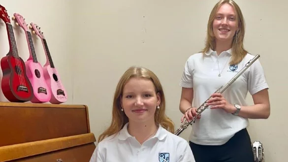 Francesca Welslau (vorne) und Swaantje van Gellekom kommt die gute Ausbildung in der Musikschule von Bad Salzuflen nun zu Gute. Beide Mädchen bringen sich aktiv mit ihren erlernte Instrumenten Klavier und Querflöte ein und haben bereits am 10. August ein gemeinsames Vorspiel in der Schule in Neuseeland. Dort müssen sie übrigens täglich Schuluniform tragen. - © Cath McGlinchey