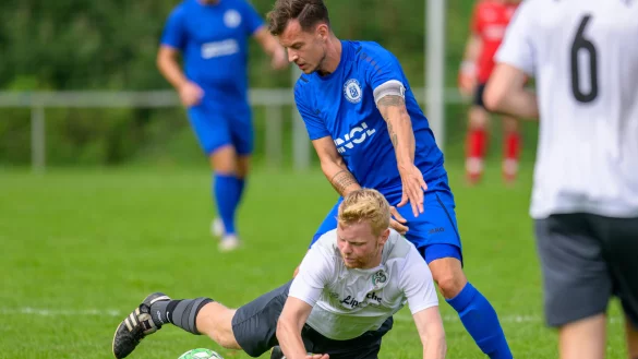 Mit harten Bandagen, aber nicht unfair, behauptet sich in dieser Szene der L&uuml;gder Kapit&auml;n Tim-Christopher Dachrodt (blau) gegen Marvin Schmidt (wei&szlig;) von der SG Belle-Cappel-Leopoldstal. - &copy; EGON PENNER