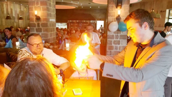 Flambierte Zaubertricks. Magier Daniel D&uuml;ck begeistert die G&auml;ste beim LZ-Botenfest. - &copy; Thomas Kr&uuml;gler
