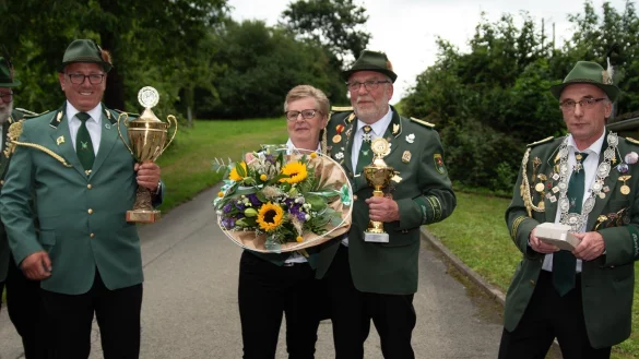 (von links) Thronprinz Regent Andre Polleichtner, Sch&uuml;tzenkaiserin Susanne Matiszik, Sch&uuml;tzenkaiser Detlef Kneese und Sportleiter Micahel Gebel. - &copy; Sch&uuml;tzenvereinigung Humfeld