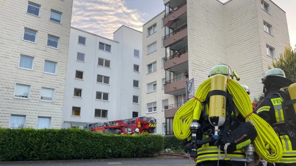 Vor dem Mehrfamilienhaus am Bad Salzufler Gr&ouml;chteweg hat sich ein Angriffstrupp der Feuerwehr Bad Salzuflen in Position gebracht. - &copy; Daniel Hobein/Feuerwehr Bad Salzuflen