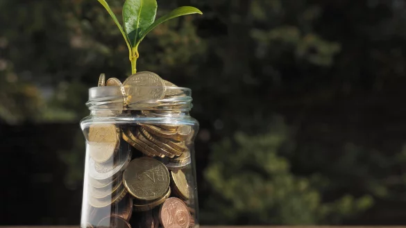 Die großen Banken haben spätestens mit der Finanzkrise an Ansehen verloren. Lohnt sich also der Wechsel zur Ökobank? - © picture alliance / Shotshop