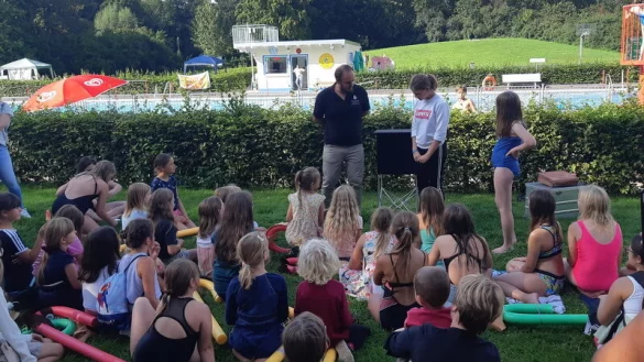 Rund 100 Lipperin trafen sich zum M&auml;dchentag im Freibad Schieder. - &copy; Ev.-ref. Kirche Cappel-Istrup