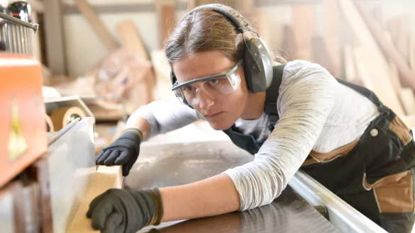 Welche Perspektiven jungen Menschen eine Berufsausbildung ermöglicht, bringt Tobias Haak von der IHK Lippe zu Detmold als Projektleiter „Passgenaue Besetzung" zutage. - © Symbolbild: Adobe Stock