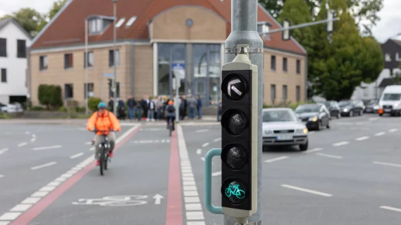 Um den Knotenpunkt diagonal queren zu k&ouml;nnen, m&uuml;ssen Radfahrer auf Gr&uuml;n warten. - &copy; Torben Gocke