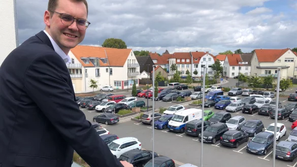 Matthias Kalkreuter blickt von einem Balkon des Rathauses am Drawen Hof auf Lage. Der B&uuml;rgermeister ist seit gut vier Jahren im Amt, seine Wiederwahl w&uuml;rde in gut zwei Jahren anstehen. - &copy; Thomas Reineke