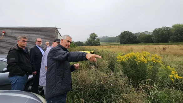 Der Bau- und Planungsausschuss hat sich in H&ouml;rste das Grundst&uuml;ck angesehen, auf dem ein ganzes Quartier mit 22 oder 26 Wohneinheiten gebaut werden soll. Beigeordneter Thorsten Paulussen hat die Kommunalpolitiker darauf hingewiesen, wo es Verrohrungen gibt. Denn der Baugrund ist ausgesprochen nass. - &copy; Astrid Sewing