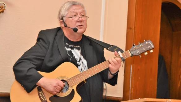 Jörg Czyborra liest nicht nur, er greift auch zur Gitarre und singt. Ende September wird er Rainwer Moritz bei seinem unterhaltsamen Ausflug in die Welt der Schlager musikalisch begleiten. Archivfoto: Karin Prignitz - © Karin Prignitz