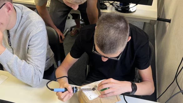 Praktische &Uuml;bung: Beim Projekt &bdquo;Embedded Systems/eingebettete Systeme&ldquo; am AHF-Berufskolleg l&ouml;ten Sch&uuml;ler Elektronikteile. - &copy; Christlicher Schulverein Lippe