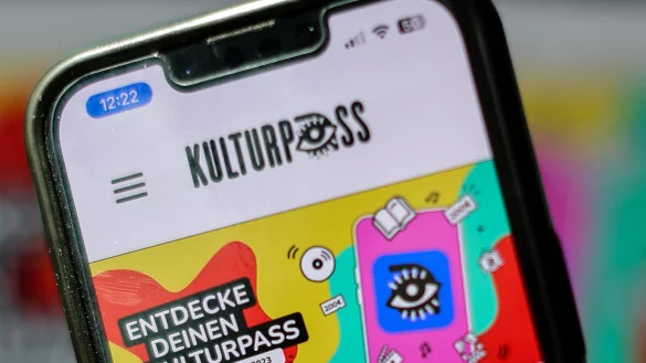 18-Jährige können sich seit Juni in einer App für den Kulturpass registrieren. Mit dem Pass erhalten sie 200 Euro für die Nutzung lokaler Kulturangebote. - © Jan Woitas/dpa