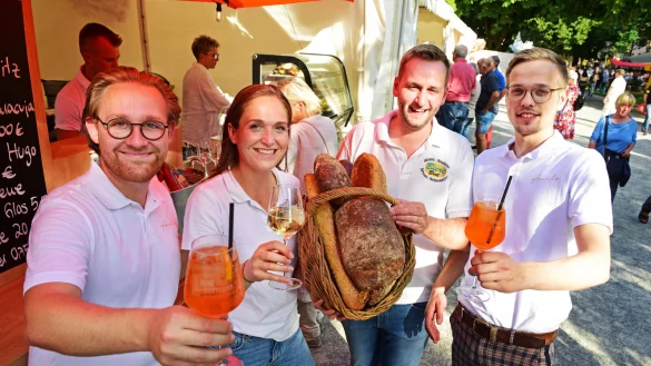 Jannik Kl&uuml;ber (von links), Denise Spintzyk, Nicolas Biere und Tim Glade erwarten die Besucher mit Aperol Spritz und Broten. - &copy; Nicole Ellerbrake