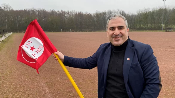 Ender Ünal vom TSV Horn, hier noch auf dem Aschenplatz im Eggestadion. - © Sebastian Lucas