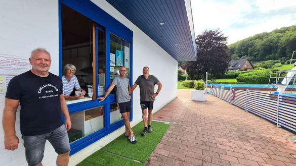 Halten das Freibad La&szlig;bruch am Laufen: (von links) Kassierer Klaus Kuhlmann, Angelika Krause, Bademeister Dirk Herrmann und Christoph Bebermeier. - &copy; Nadine Uphoff