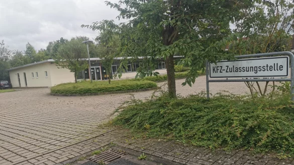 In der Zweigstelle des Kreises Lippe für Zulassungen in Barntrup gibt es für den in den Räumen eingemieteten Schildermacher keine Konkurrenz. - © Sylvia Frevert