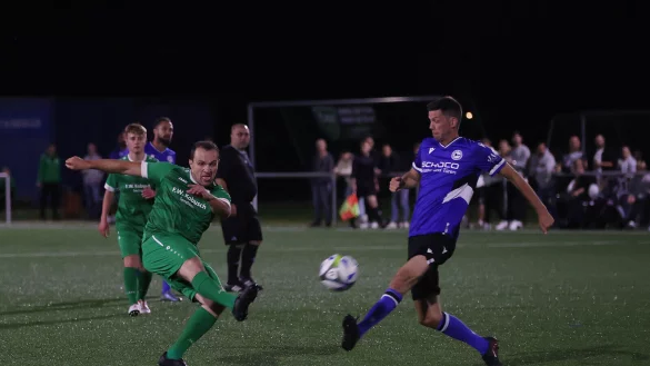 Alexander Binder vom TuS Kachtenhausen zieht ab, rechts Bielefelds Markus Bollmann. - &copy; paul cohen