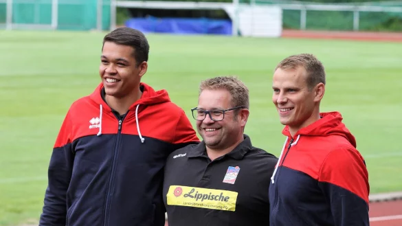 Blombergs Trainer Steffen Birkner freut sich &uuml;ber ein bisher gelungenes Trainingslager. Mit im Bild sind Physiotherapeut Fabian Reinsberger (links) und Athletiktrainer Lando Schwekendiek. - &copy; Oliver K&ouml;nig