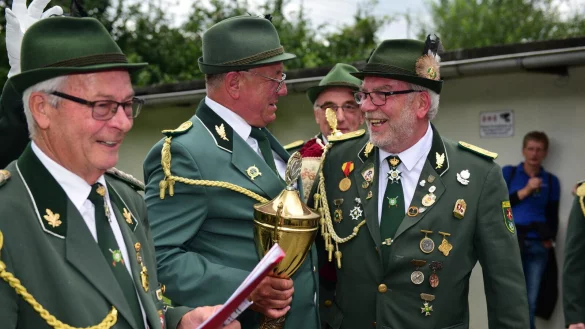 Detlef Kneese (rechts) ist der erste Kaiser in Humfeld. - &copy; Nicole Ellerbrake