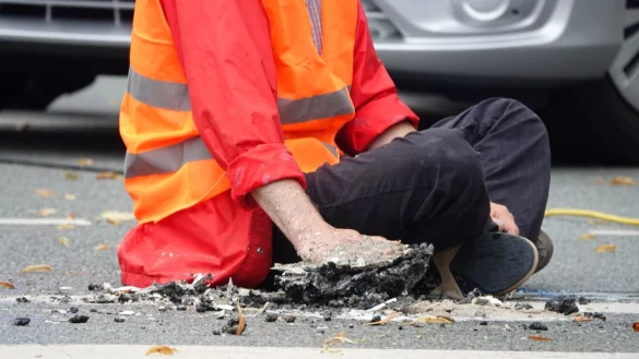 Mit diesem St&uuml;ck Asphalt an der Hand landete dieser Aktivist nach seiner Befreiung in einer Polizeizelle. - &copy; Paul Brinkmann