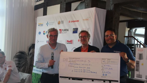 Beim Lions-Golf-Turnier wurden Spenden in H&ouml;he von 10.000 Euro gesammelt. (von links) Michael V&ouml;sgen (Pr&auml;sident LC Detmold-Residenz), Dr. Michael Zelle (Pr&auml;sident LC Detmold) und Carsten Lemm (Vorsitzender
Stadtsportverband Detmold). - &copy; Lions Club Detmold