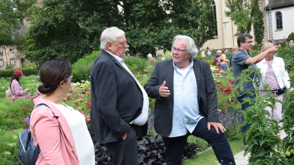 Thomas Gerber (rechts), Bezirksvorsitzender in OWL f&uuml;r den Verband Garten-, Landschafts- und Sportplatzbau NRW zeigt Karl-Josef Laumann, Minister f&uuml;r Arbeit, Gesundheit und Soziales in NRW, zusammen mit Claudia Koch, Gesch&auml;ftsf&uuml;hrerin der Landesgartenschau und Baudezernentin der Stadt H&ouml;xter, die Gartenanlage. - &copy; Stadt H&ouml;xter