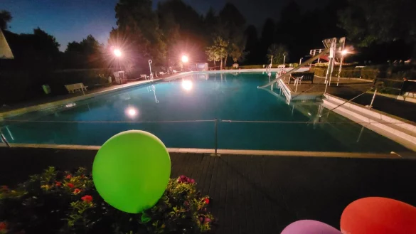 Die Feuerwehr H&ouml;rste unterst&uuml;tzt den F&ouml;rderverein des Waldfreibades seit Jahren. Beim Sommerfest wird das Becken ausgeleuchtet - auch am Samstag, 26. August, ist das der Plan. - &copy; Astrid Sewing