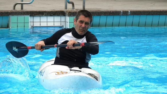 Er f&auml;hrt selbst Wildwasserstrecken, hat als Sammler um die 50 Boote im Schuppen und gibt auch Kurse - hier im Freibad: Thomas Hannig. - &copy; Axel B&uuml;rger