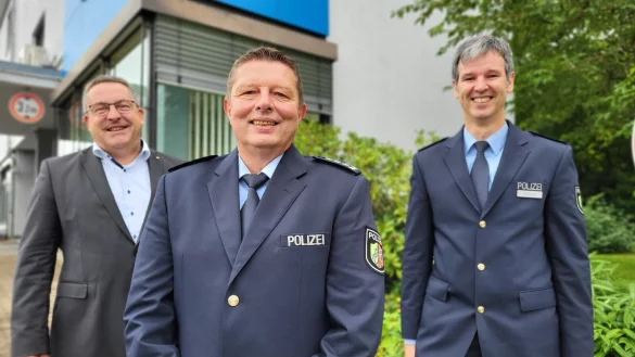 Polizeidirektor Christian Peters (rechts) und Landrat Dr. Axel Lehmann freuen sich &uuml;ber den neuen Leiter der Polizeiwache Lemgo, Axel Korf (mitte). Der 55-J&auml;hrige bringt viel Erfahrung mit und kennt sich sehr gut aus in seinem neuen Gebiet. - &copy; Freya K&ouml;hring