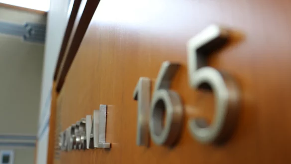 Ein 29-J&auml;hriger ist mehrfach gegen&uuml;ber seinen jugendlichen Nichten in Barntrup sexuell &uuml;bergriffig geworden. Das r&auml;umt der Angeklagte vor Gericht ein. Ins Gef&auml;ngnis kommt er nicht. - &copy; Janet K&ouml;nig