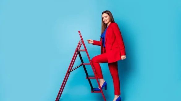 Eine Umfrage unter ehemaligen Absolventen zeigt: F&uuml;r sie hat sich die Weiterbildung geloehnt, sie verdienen deutlich mehr und sind in h&ouml;here Positionen aufgestiegen. - &copy; Adobe Stock Foto