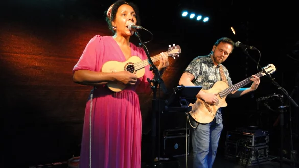 Das Duo White Coffee machte am Freitag den Anfang dieses musikalischen Dreiklangs im Blomberger Schweigegarten. - &copy; Hajo G&auml;rtner