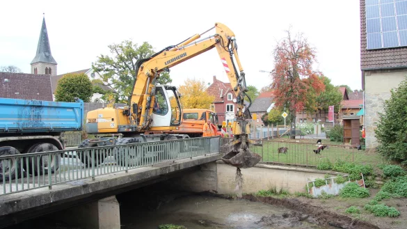 Erst im Oktober vergangenen Jahres musste das Flussbett der Bega an der Br&uuml;cke von Schlamm befreit werden. Dieser soll sich mit der neuen Br&uuml;cke dort nicht mehr so schnell ansammeln. - &copy; Archivfoto: Nadine Uphoff