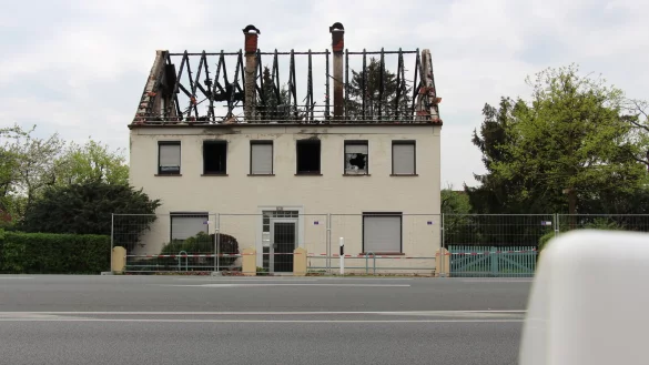 Die Ruine des Brandhauses steht weiter unber&uuml;ht da. - &copy; Janet K&ouml;nig