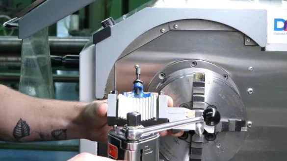 Duale Ausbildungsgänge wie hier zum Industriemechaniker sind wieder zunehmend gefragt. - © Holger Kosbab