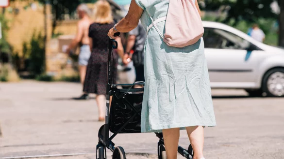 Rentnerinnen und Rentern können finanzielle Unterstützung beantragen. - © Zacharie Scheurer