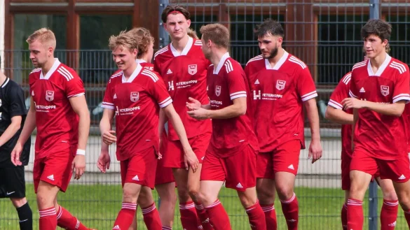 Der TuS Lipperreihe und sein Torj&auml;ger Furkan K&uuml;c&uuml;k (Zweiter von rechts) hatte beim 5:0-Sieg &uuml;ber den TuS Bad Driburg viel Grund zum Feiern. - &copy; J&ouml;rg Hagemann