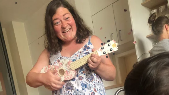 Musikstudentin Henrike Brenk beschert die musikalische Auszeit in der Kinderklinik. - © Klinikum Lippe