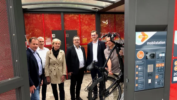In der neuen Radstation gegenüber dem Bahnhof: (von links) Klaus Hansen, Vorsitzender des Mobilitätsausschusses in Lage, Technischer Beigeordneter Thorsten Paulussen (Stadt Lage), Dr. Ute Röder und Dr. Axel Lehmann (beide Kreis Lippe), Bürgermeister Matthias Kalkreuter und Uwe Friedrichsmeier (beide Stadt Lage). Rechts ist an der geöffneten Tür das Modul zu erkennen, an dem sich der Nutzer mit einem QR-Code oder einer TAN-Eingabe identifiziert. - © Thomas Reineke