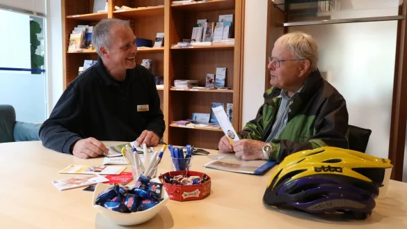 Ralf Gronemeier (links) ber&auml;t Rolf S&ouml;hlke im Seniorenb&uuml;ro an der Millau-Promenade - diesmal geht es im Gespr&auml;ch der beiden um das Thema Hausnotruf. - &copy; Alexandra Schaller