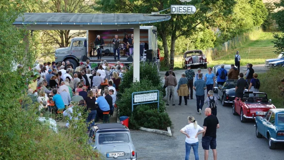Boogie-Woogie mit Dieter Kropp (Mitte) und Mickey Meinert (links) auf einem Mercedes-Oldtimer-LKW, der als Bühne diente: die Tankstellenparty im Freilichtmuseum. - © Axel Bürger