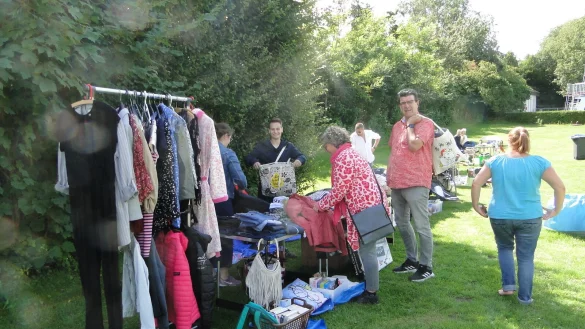 Kleine Dinge ganz gro&szlig;: Flohmarktst&auml;nde ziehen Besucher des Freibadfestes an; denn es gilt, das ein oder andere Schn&auml;ppchen mit nach Hause zu nehmen. - &copy; Hajo G&auml;rtner