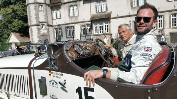 Ein Hingucker: Der Bentley von 1927 des Fahrer-Paares Marco Ehlscheid (vorn) und Udo Kamp (hinten) aus Hamm. - &copy; Sylvia Frevert