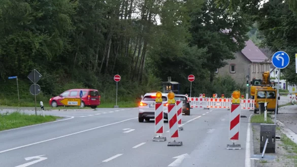 Nachdem die B239 in Wilberg wieder frei war, ist sie nun in Fahrrichtung Detmold wieder gesperrt. Der Verkehr muss links in die Wilberger Stra&szlig;e abbiegen und den Umweg &uuml;ber den Hessenring und die Nordstra&szlig;e nehmen. - &copy; Jost Wolf